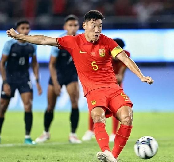亚洲足坛争霸赛正进行，国内球员热血挑战豪强的简单介绍