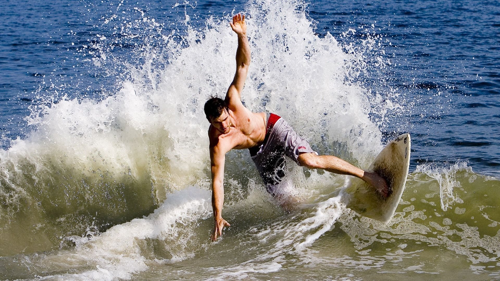 JackeyLove新星大比分获胜表现突出,热火前途光明!赛场气氛高涨