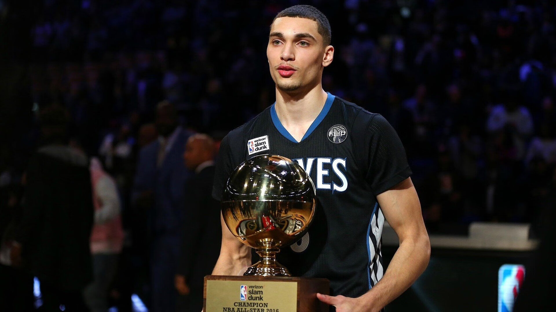 德甲最新形势:利雅得新月高居榜首,洛杉矶湖人强势追赶,冠军归属成迷